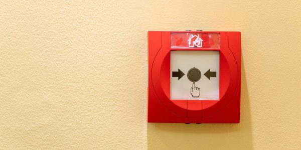 gambar fire alarm di tembok