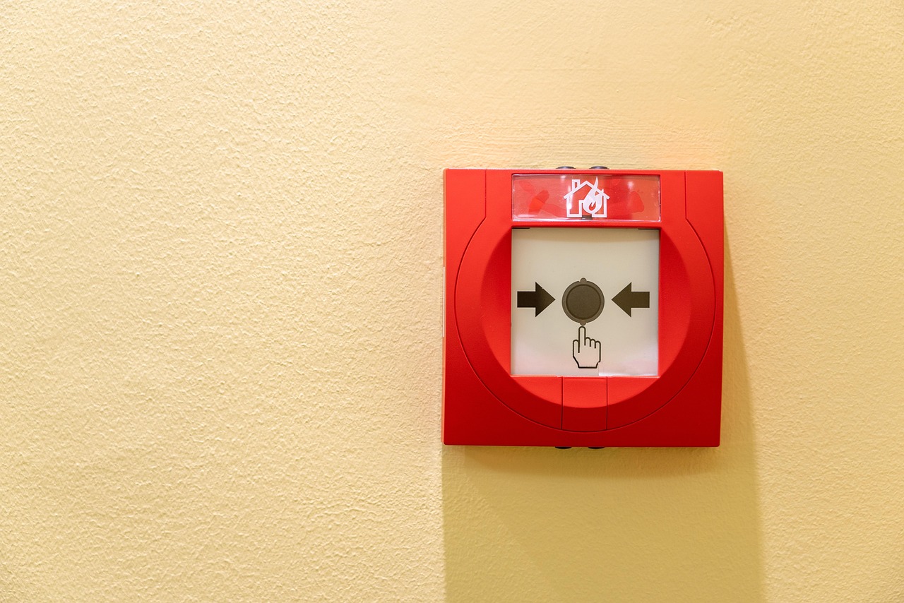 gambar fire alarm di tembok
