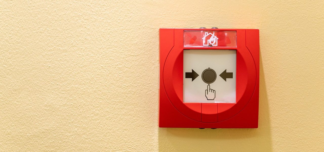 gambar fire alarm di tembok