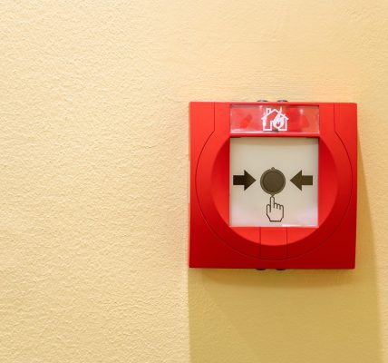 gambar fire alarm di tembok